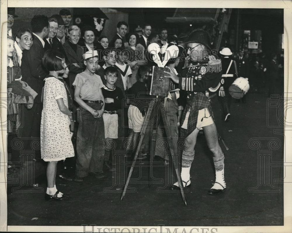 1937 Buck Fullmer of Philadelphia filming spectators in crowd - Historic Images