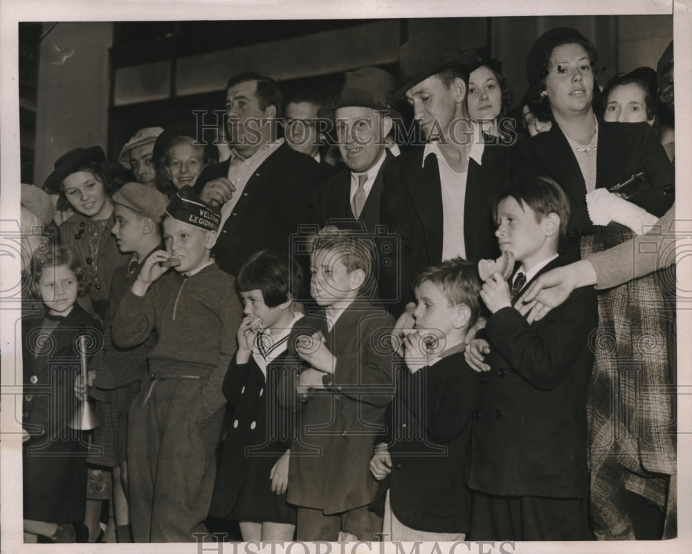 1937 Press Photo American Legionaires &amp; kids at parade in NYC - Historic Images