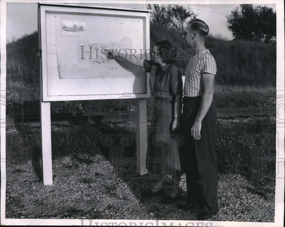 1951 Press Photo Janesville, Wisc. Mr &amp; Mrs Kenneth Juve at site for a new plant - Historic Images