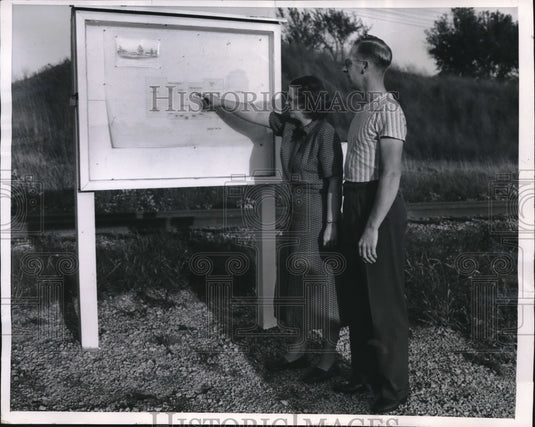 1951 Press Photo Janesville, Wisc. Mr & Mrs Kenneth Juve at site for a new plant - Historic Images