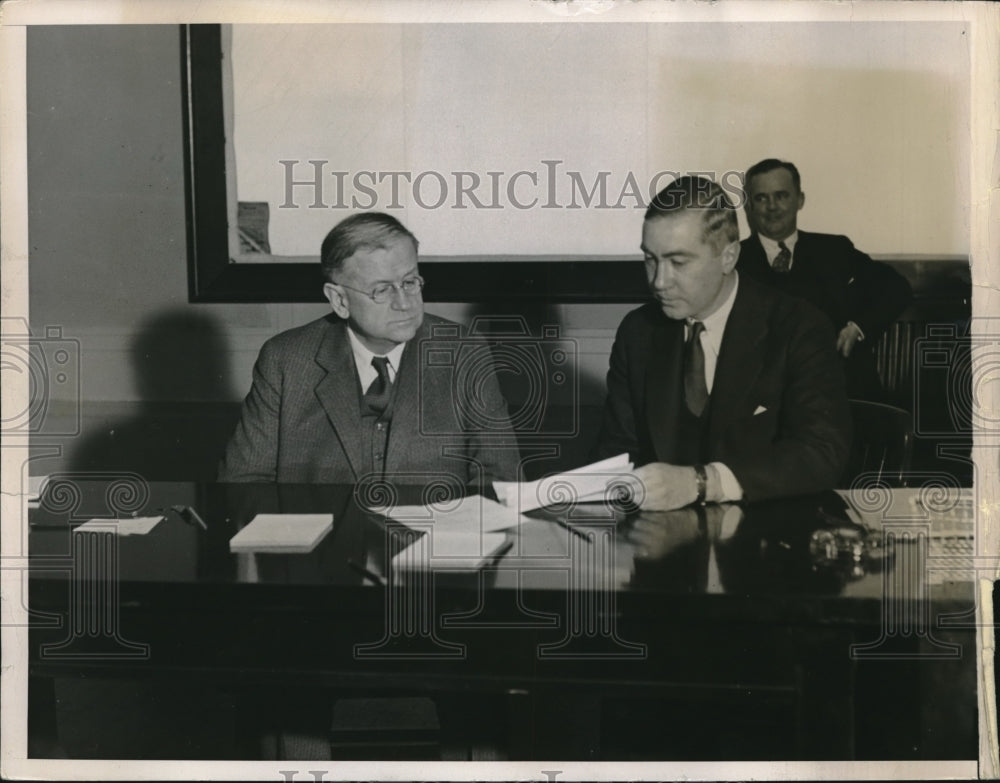 1934 Press Photo Philip M. Benton admin Ickes places bids PWA Municipal Bonds - Historic Images