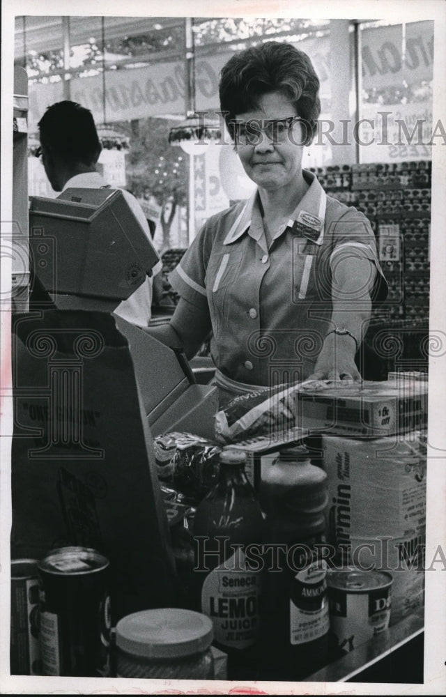 1968 Press Photo Woman behind register at Pick-n-Pay service station-Historic Images