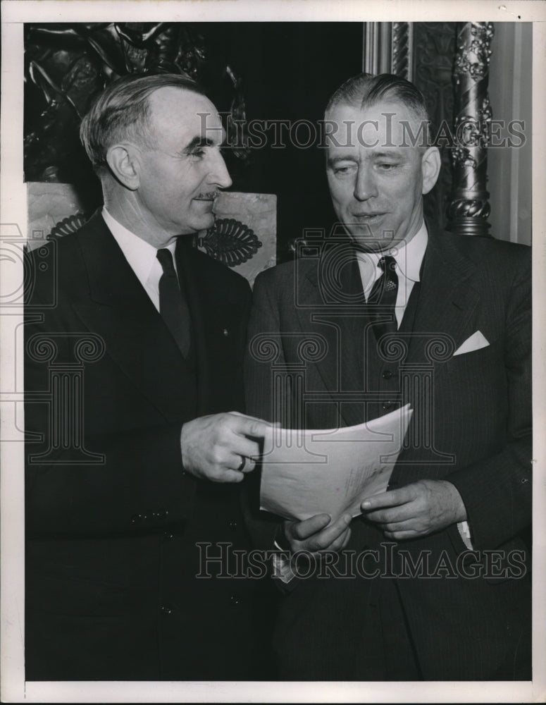 1949 Two senators discussing GOP labor measure in Washington D.C. - Historic Images