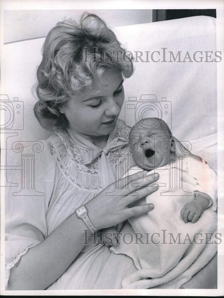 1963 Press Photo Mrs. Wm. &amp; Will At Marymont Hospital After Giving Birth-Historic Images