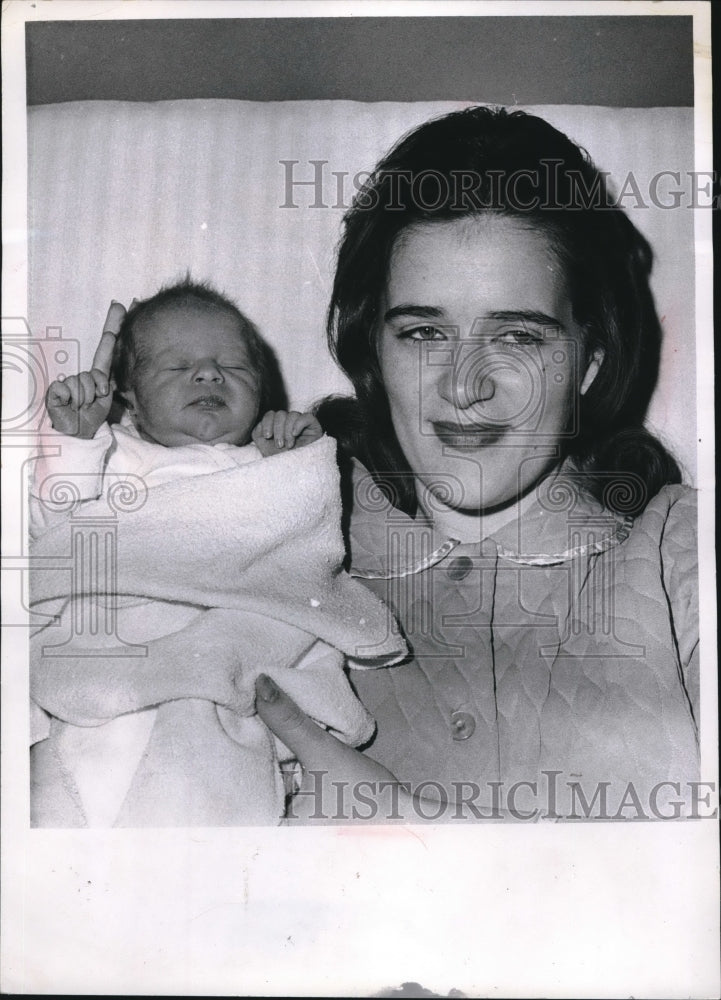 1965 Press Photo Mrs. Janet Manilla Holding Daughter Marialice After Birth - Historic Images