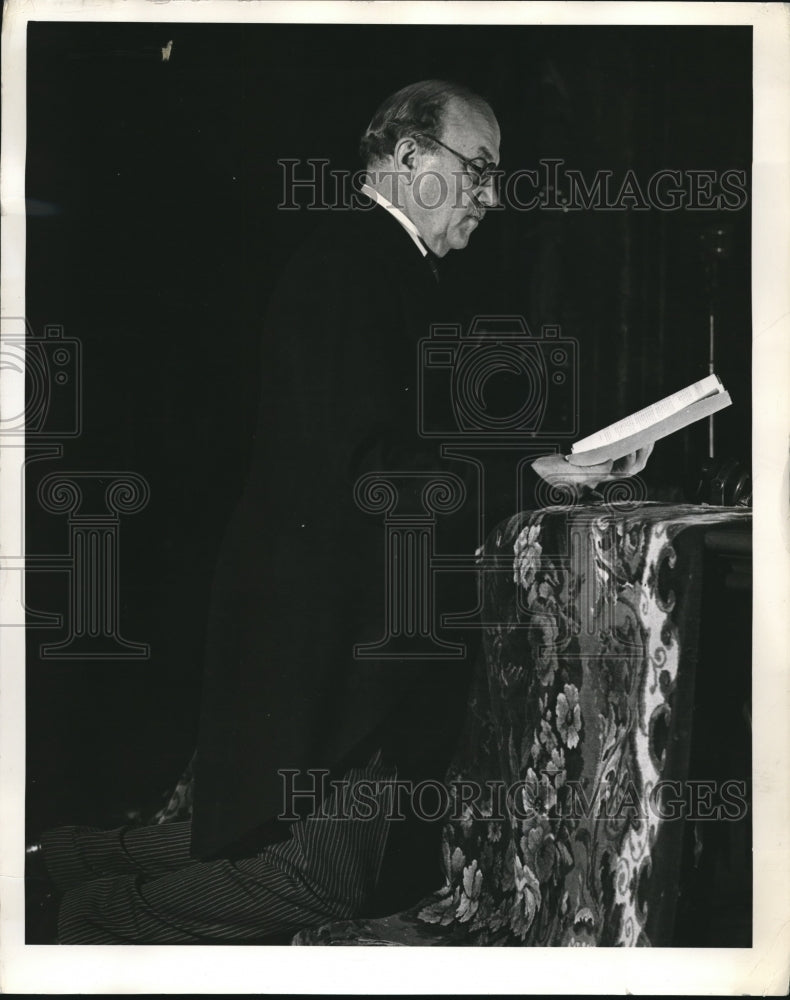 1941 Press Photo Mr. Lapointe Kneeling In Front Of The Altar As He Spoke Prayer - Historic Images