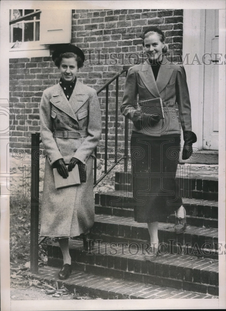 1937 Press Photo Elsbeth Lassen and Mimi Pedersin at Wilson college founders day - Historic Images