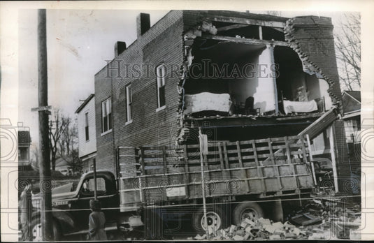 1948 Cattle Truck Hits Apartment Building in St. Joseph, Missouri - Historic Images