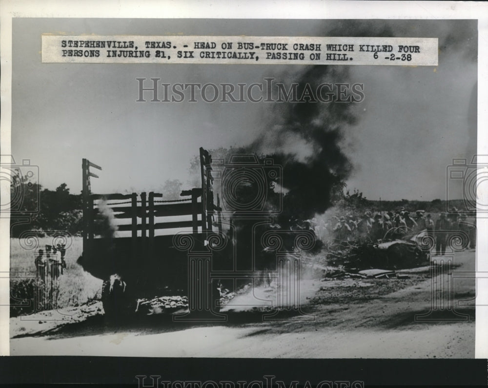 1938 Press Photo Aftermath of a head on Collision after a bus crash in Texas - Historic Images