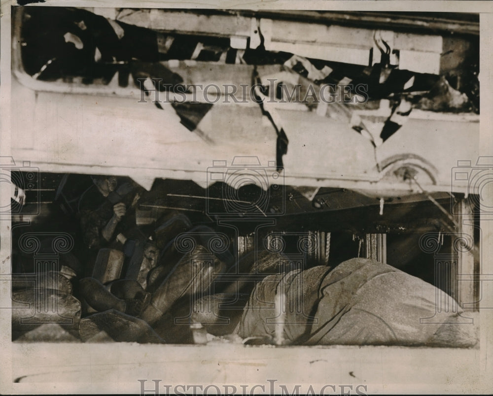 1935 Frozen Dead bodies wedged between seats after a crash in Va - Historic Images