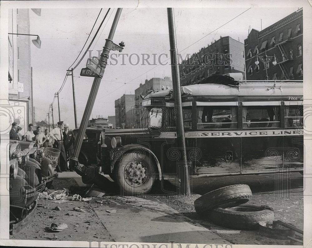 1935 Press Photo Aftermath of bus after loosing brakes and crashing into a pole - Historic Images