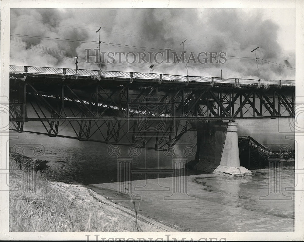 1940 Press Photo Fire destroyed part of 12th St. Bridge, Kansas City, Kansas - Historic Images