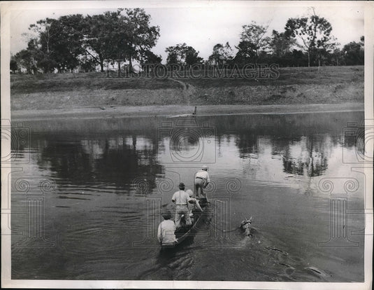 1947 Press Photo Todos Santos,Bolivia boat & horse in floodwaters at Trinidad - Historic Images