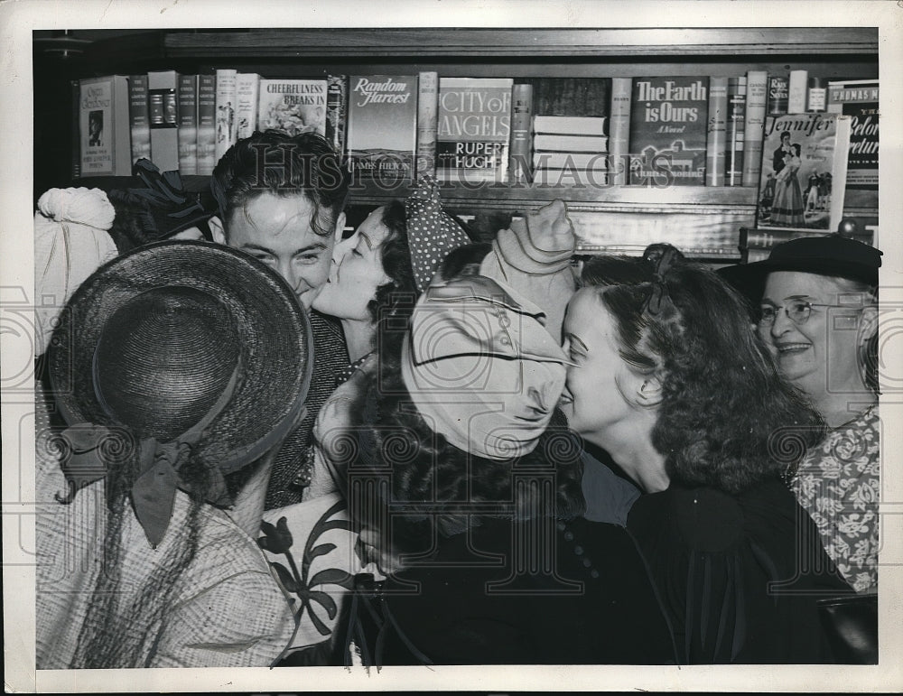 1941 Press Photo Ted Wilkins in camp on visiting days with sisters - Historic Images