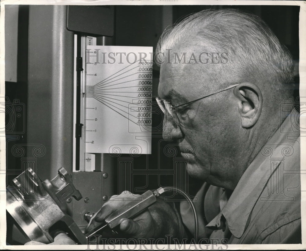 1954 Press Photo Chance Vought Aircraft Co. HC Griswold &amp; gauge for air pressure - Historic Images