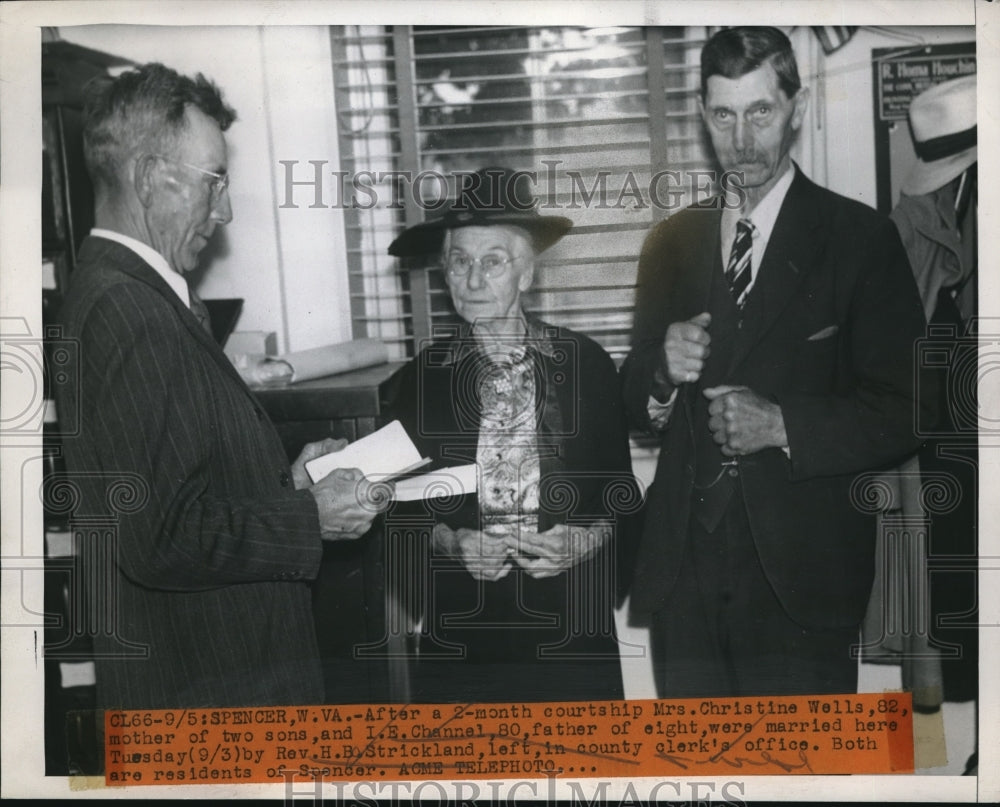 1946 Press Photo Spencer, W.Va. Mrs C Wells &amp; I.E. Channel wed by Rev Strickland - Historic Images