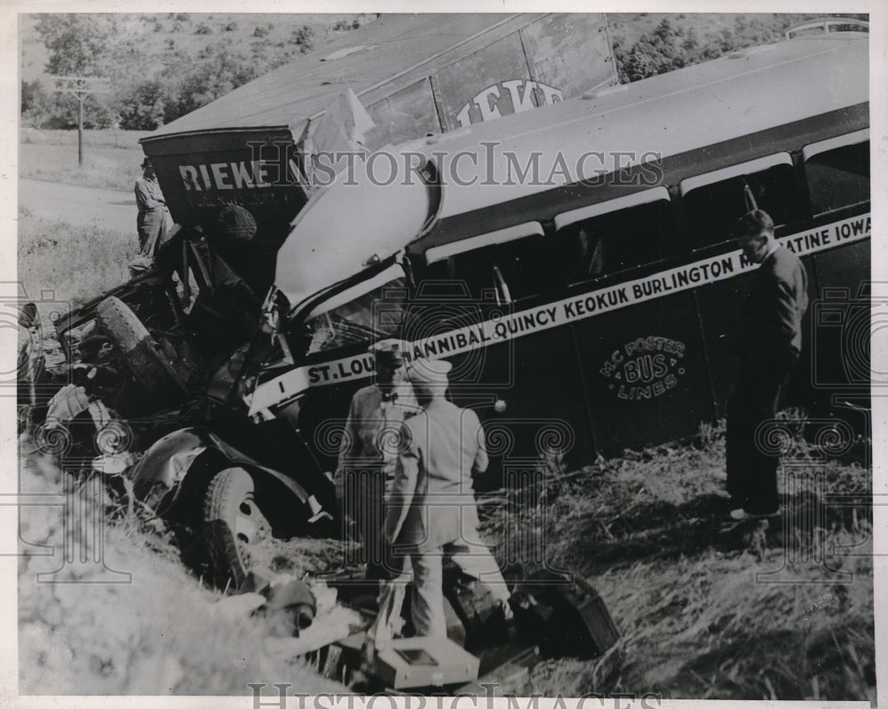 1937 Press Photo 3 killed 9 Injured in Bus-truck Crash Mediapolis Iowa - Historic Images