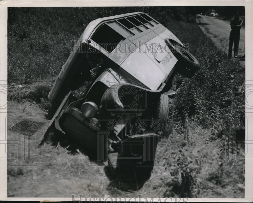 1936 Press Photo Twinsburg,Ohio wreckage of Cleveland-Pitts bus - Historic Images