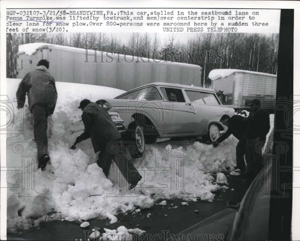 1958 Press Photo Car Stranded On Pennsylvania Turnpike Lifted Over Center Strip - Historic Images