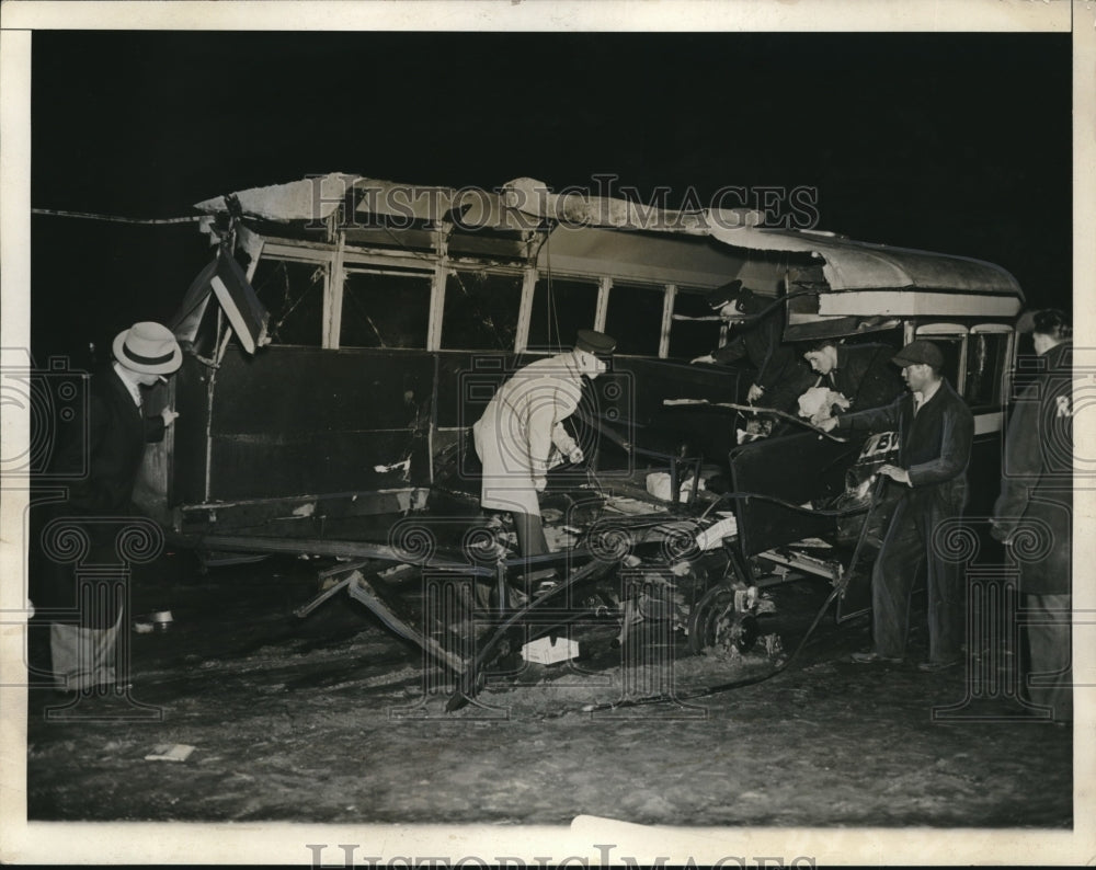 1935 Press Photo Crews Investigate Wreckage Of Bus Accident-Historic Images