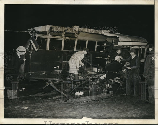 1935 Press Photo Crews Investigate Wreckage Of Bus Accident-Historic Images