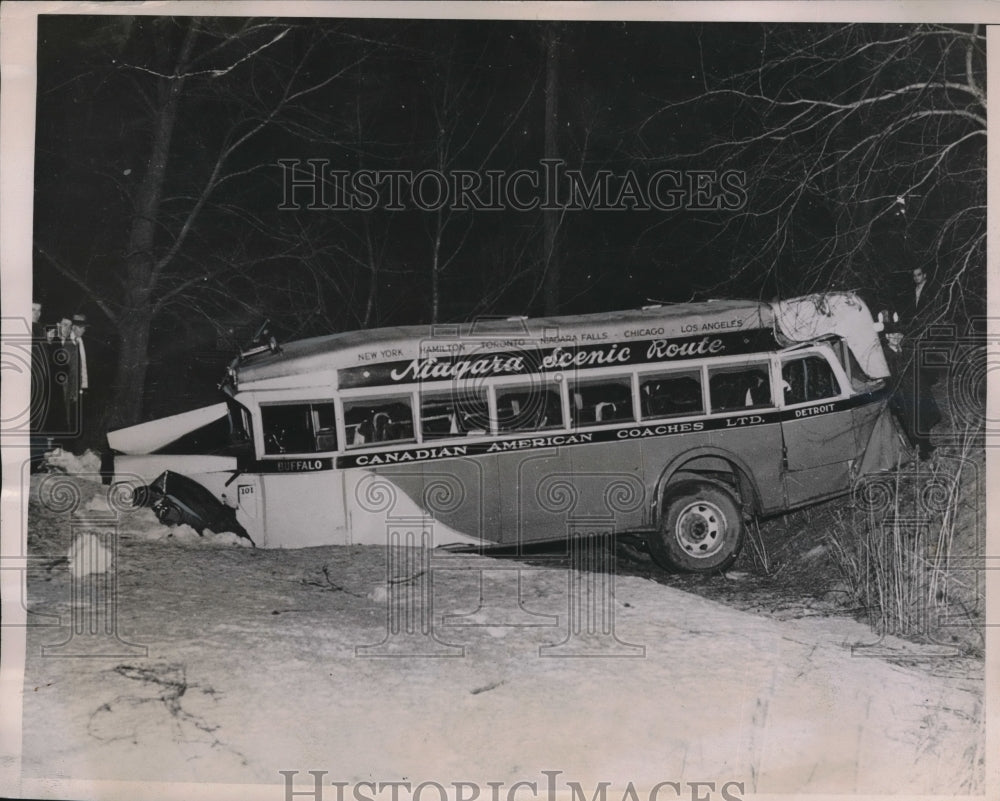 1936 Press Photo 21 People Injured When Canadian American Coach Line Bus Crashed - Historic Images