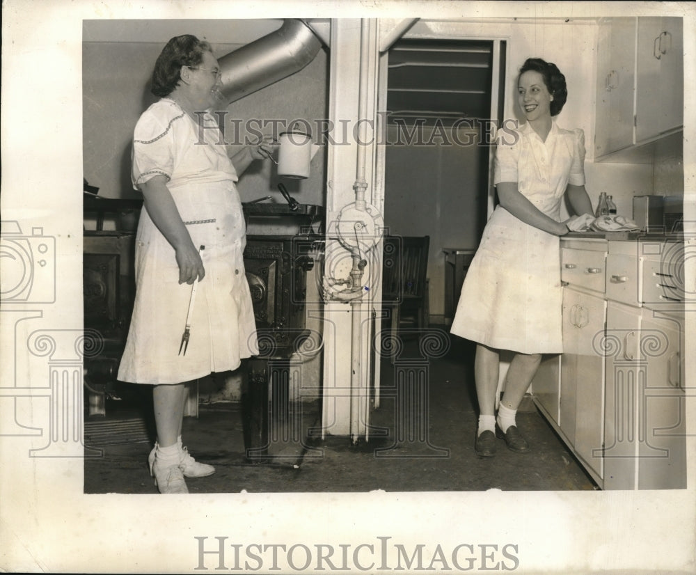 1947 Press Photo Cinncinati, Ohio Mrs L Bloodworth, Mrs L Moore cooks on a barge-Historic Images