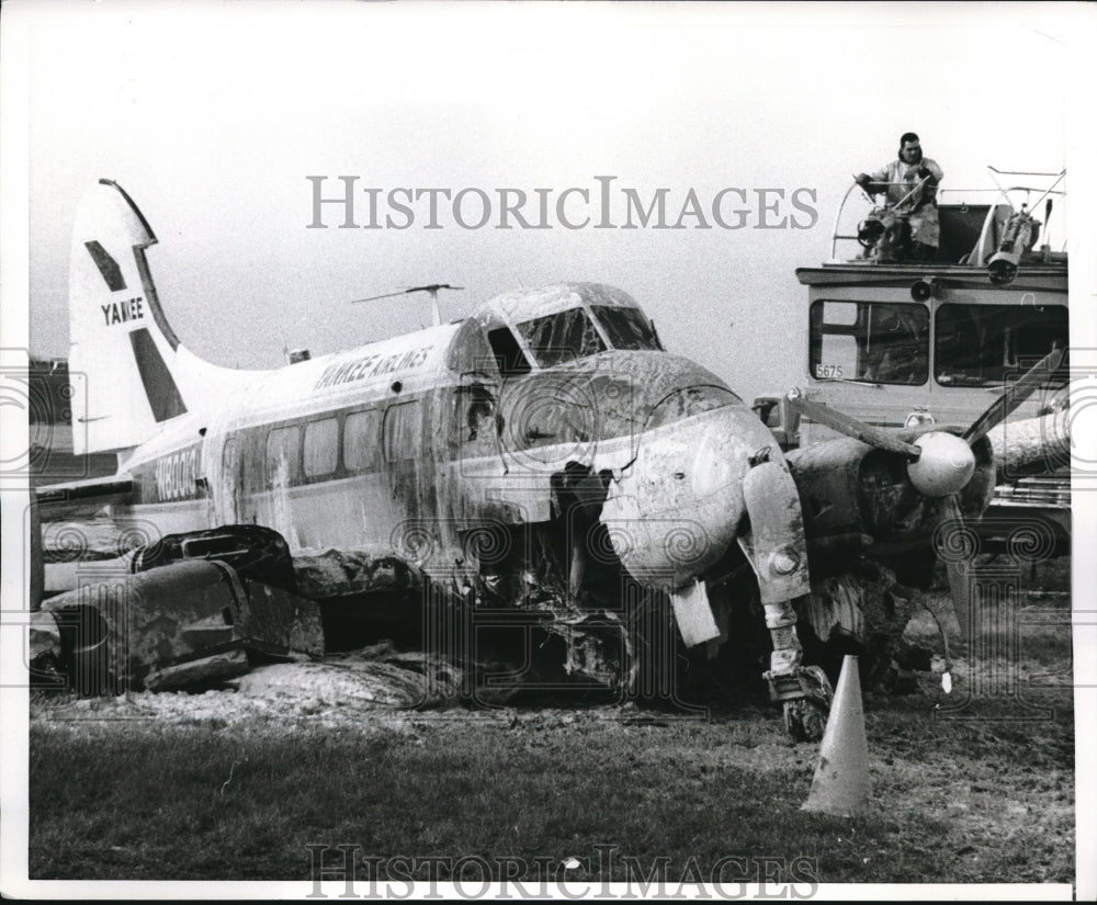 1967 Press Photo Twin engine plane wreckage at La Guardia airport in NYC - Historic Images