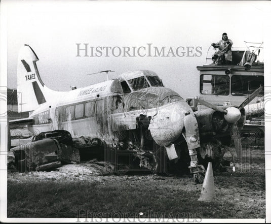 1967 Press Photo Twin engine plane wreckage at La Guardia airport in NYC - Historic Images