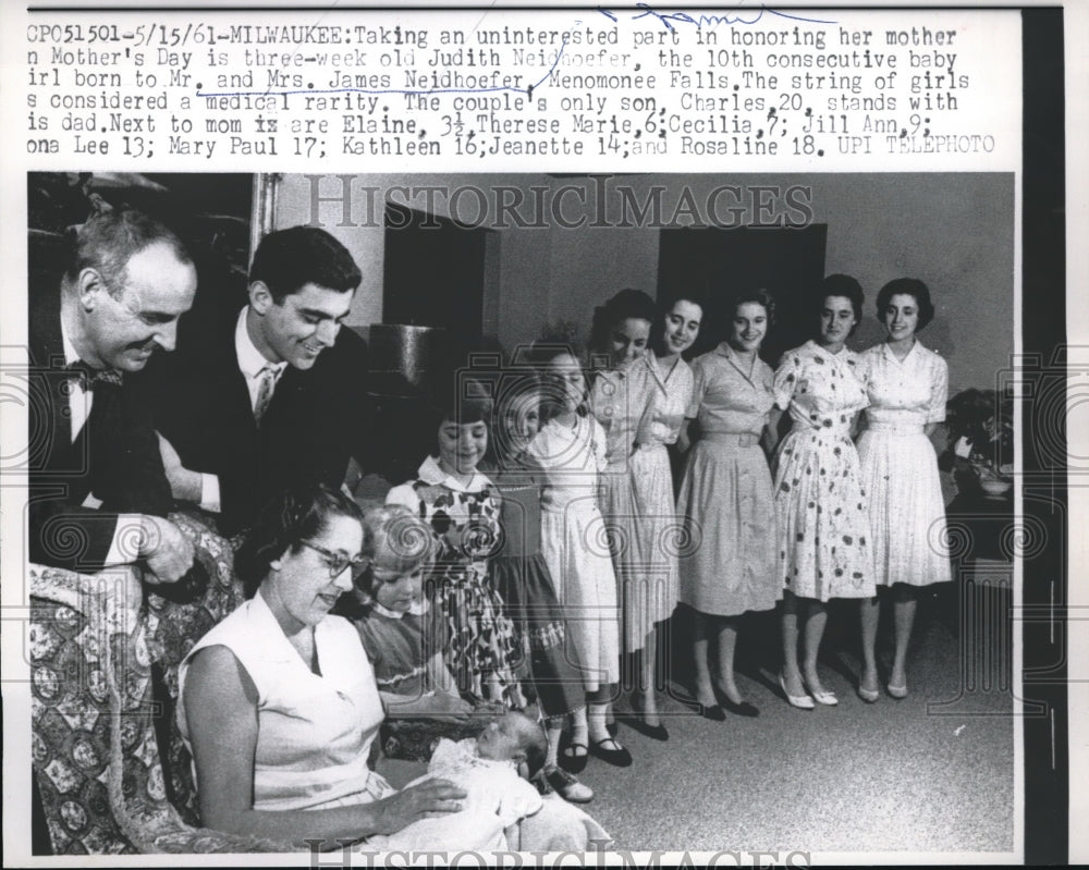 1961 Milwaukee, Wis. Mrs James Neidhoefer &amp; her 10th baby &amp; others - Historic Images