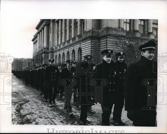 1967 Press Photo 1,000 Cleveland Policemen & Firemen Protesting Pay Increase Pla-Historic Images