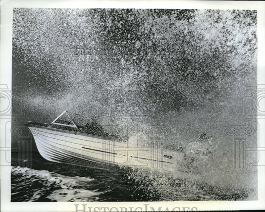 Press Photo Throttle Wide Open in 18 Foot MFG Erie Custom Taking Off - Historic Images