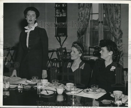 1944 Press Photo Miss Stevich, Mrs Watt VP of Congress of Womens Clubs - Historic Images
