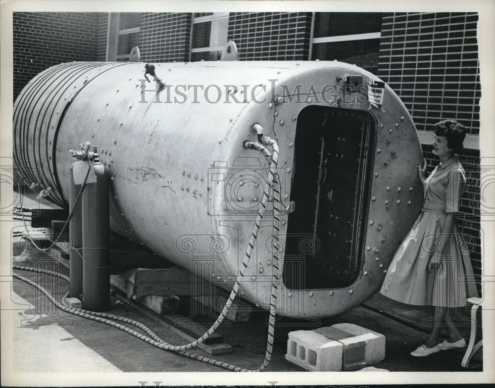 1962 Press Photo Chicago, ll Rosemary Nehnevay &amp; pressure chamber for Tetnus-Historic Images