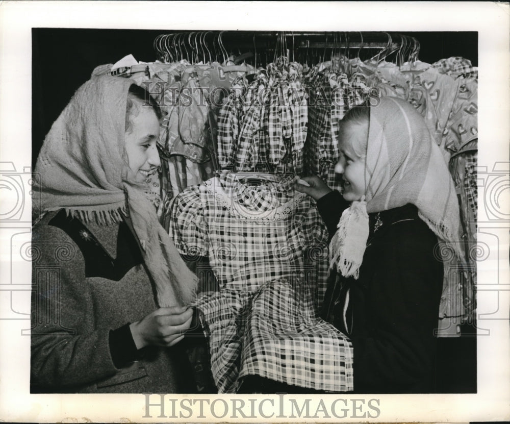 1950 Press Photo Mooseheart girls select new clothes at their dept. store - Historic Images