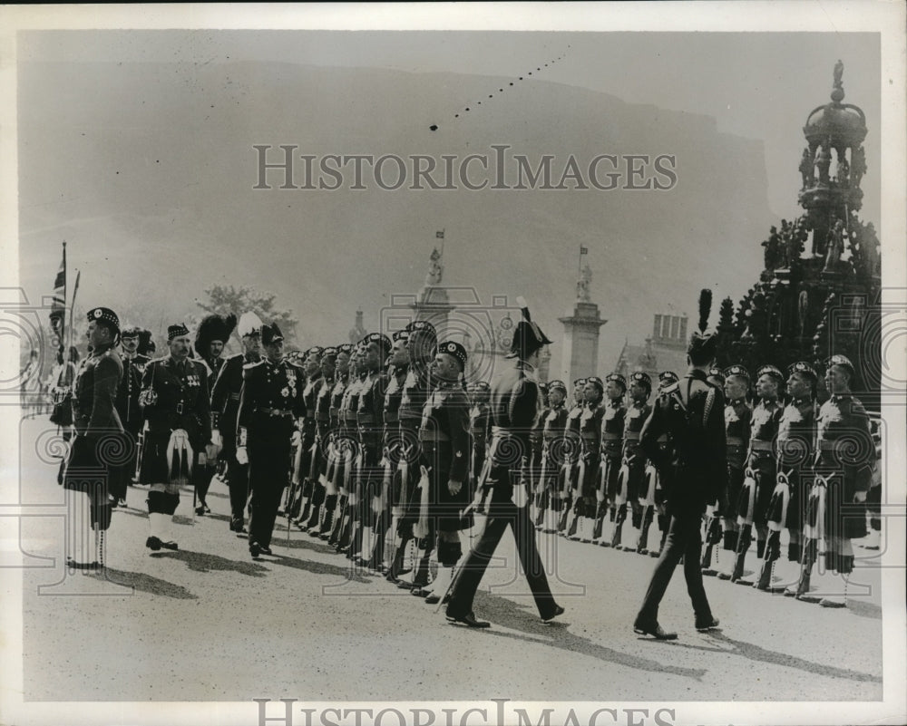 1935 Press Photo Duke &amp; Duchess of Kent &amp; Honor Guard at Edinborough - Historic Images