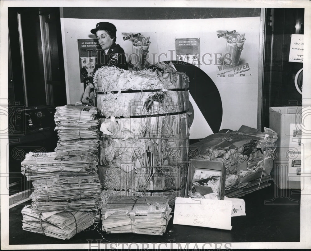 1944 Mrs. Betty Hollingsworth, CDVO Worker Packing Newspaper - Historic Images