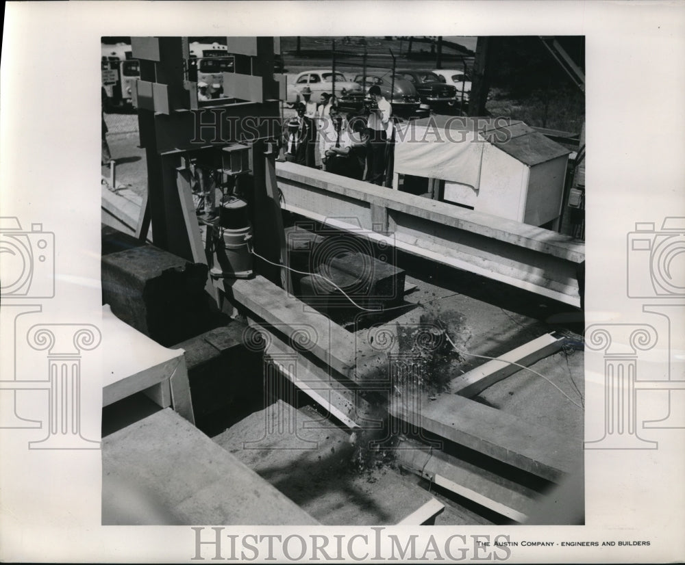 Press Photo engineers find breaking point of concrete beam at Austin Company - Historic Images