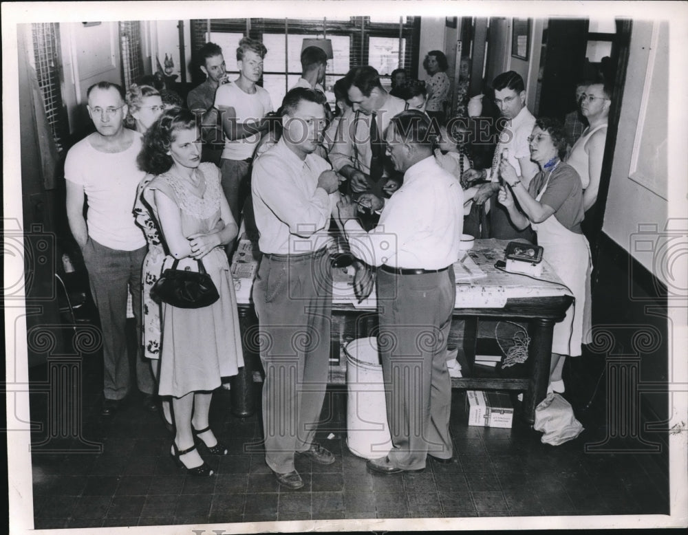 1947 Press Photo Residents of Flood Battered Town Ottumwa Iowa Typhoid Vaccine - Historic Images