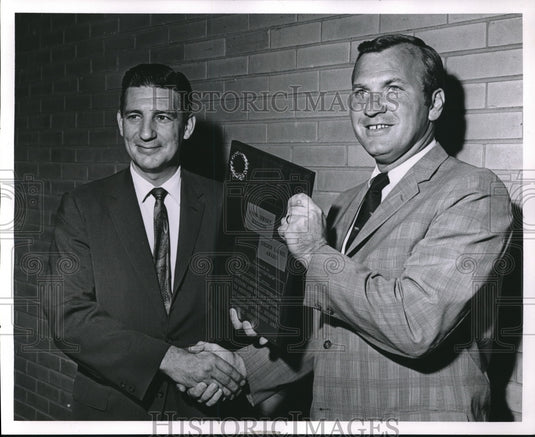 1968 Press Photo Golden Laurel Award Presented To Picker X-Ray Officials - Historic Images