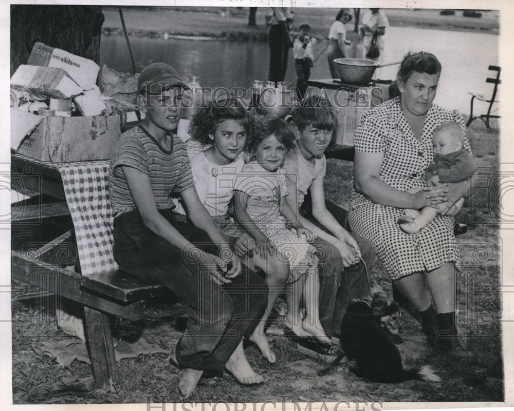 1949 Press Photo The William Hickinbothams: John, Shirley, Mallie Ann, James-Historic Images
