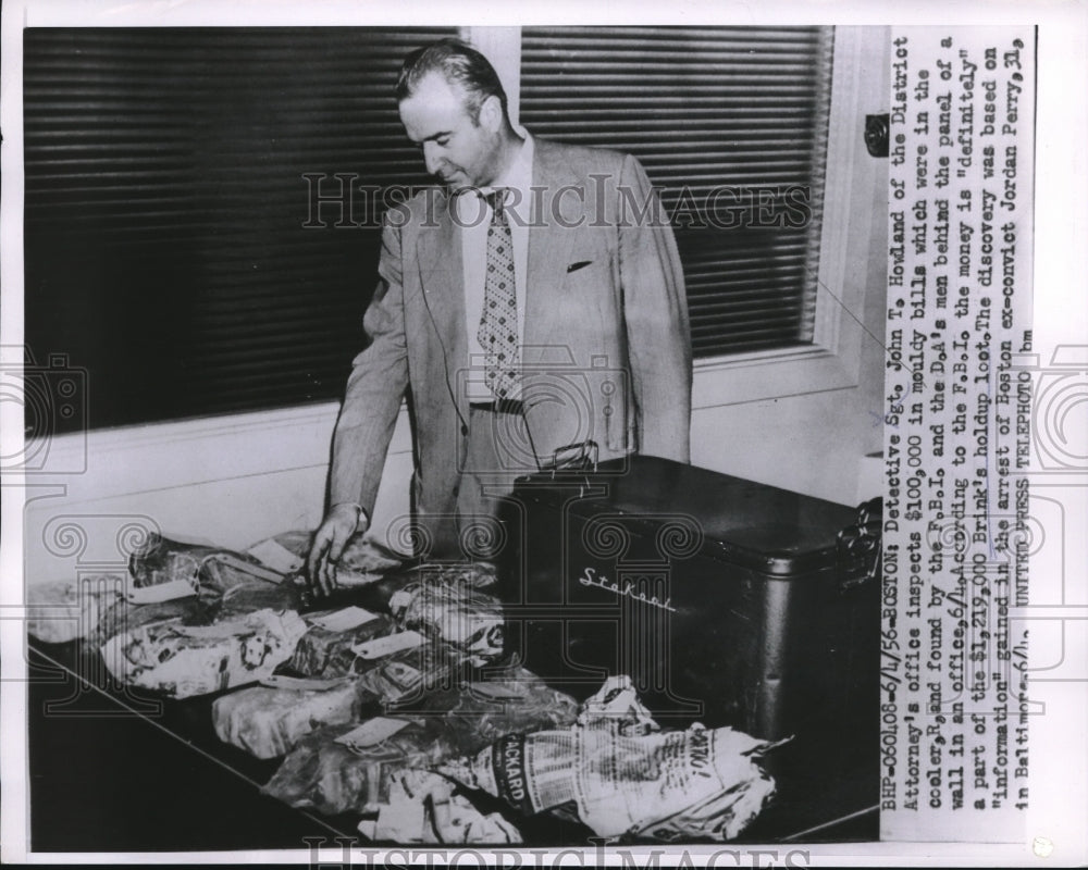 1956 Press Photo Detective Sgt. John Howland inspects $100,000 in moldy bills - Historic Images