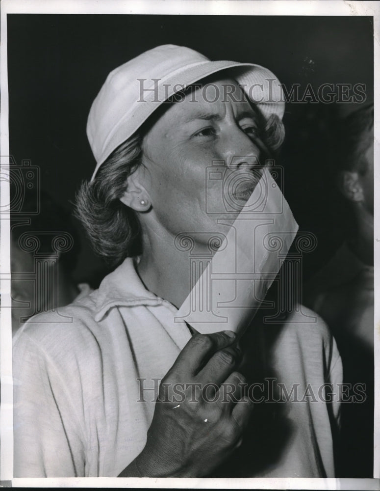 1952 Prof Golfer Betty Jameson kisses check wins World Championship - Historic Images