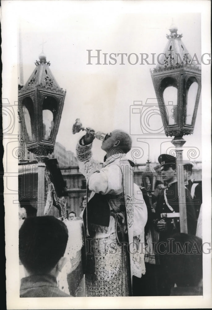 1941 Press Photo Bishop John O&#39;Hara Conducts Mass at Santiago, Chile - Historic Images