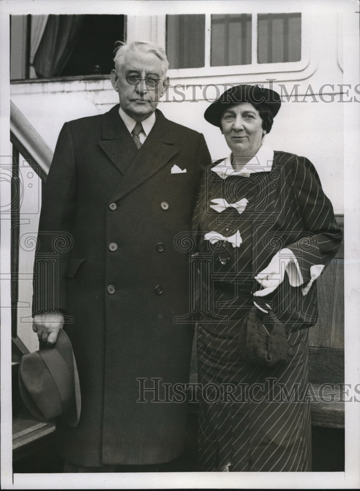 1934 Press Photo Mr &amp; Mrs Frederic E Murphy Arriving in New York Via SS Europa - Historic Images