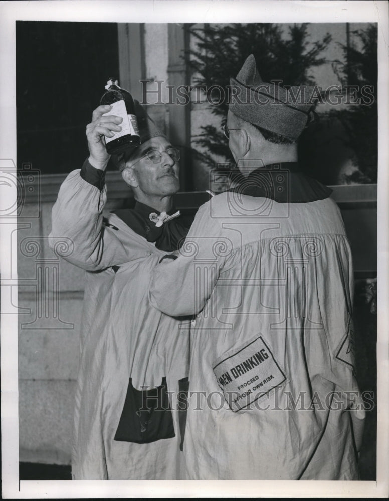 1947 Press Photo NYC, Legionaire Frank Munday &amp; Robert Neuman - neb82349 - Historic Images