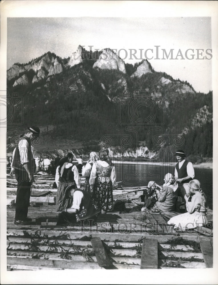 1962 Press Photo Dunajec Gorge, Poland people in traditional native costume-Historic Images