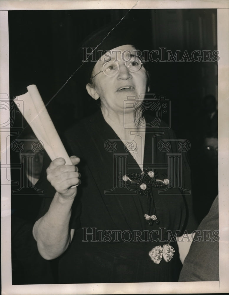 1940 Press Photo Mary Heimbuch Protests at Bronyx City Hall - Historic Images