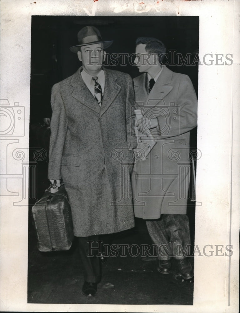 1945 Detroit, Mich. Malcolm McLeod &amp; a detective - Historic Images