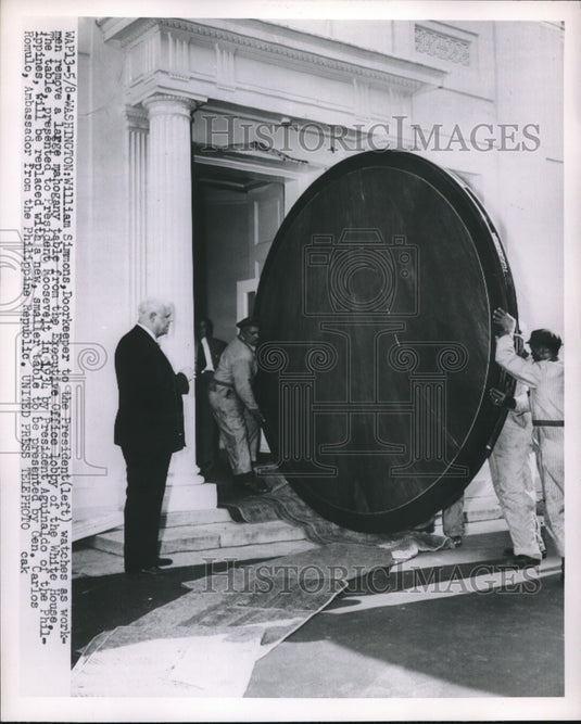 1952 Press Photo Wash.D.C. Doorkeeper Wm Simmons & workmen at the White House - Historic Images